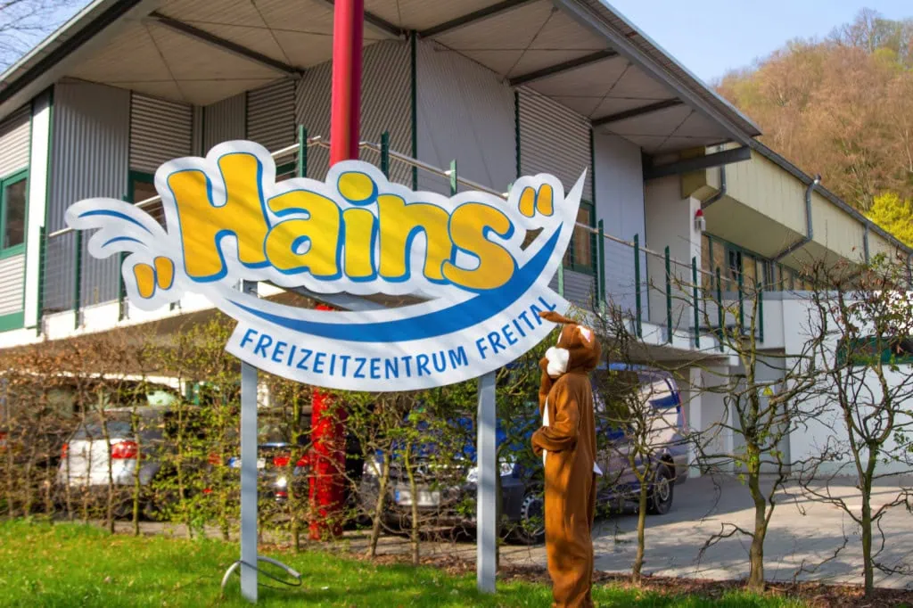 Osterhase am Eingang vom Hains Freital