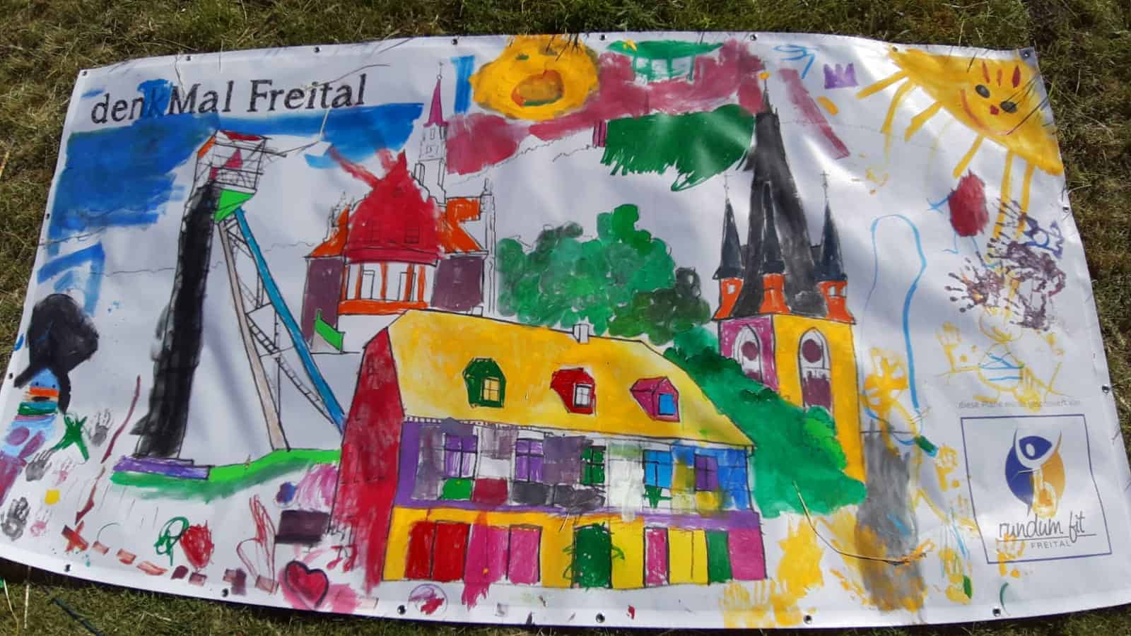 Kinder malen die Plane von RundumFit Freital aus