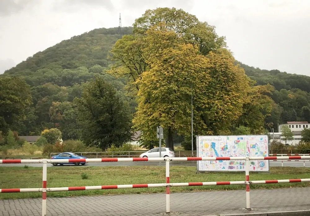 Plane mit Postkarte in Freital Deuben